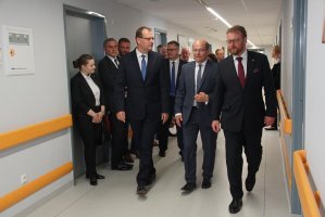 Jak podkreślił minister Szumowski (z prawej) wydatki na przebudowę szpitala trzeba
traktować jako inwestycję w zdrowie mieszkańców regionu