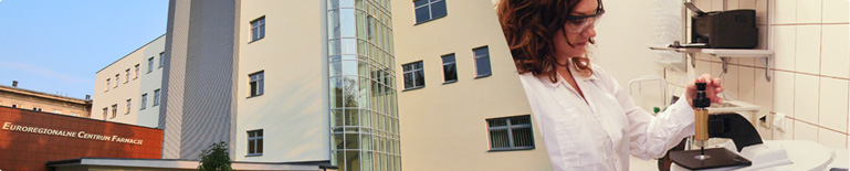 The Dean and Vice-Deans. Budynek Euroregionalnego Centrum Farmacji, pracownik przy spektroskopie