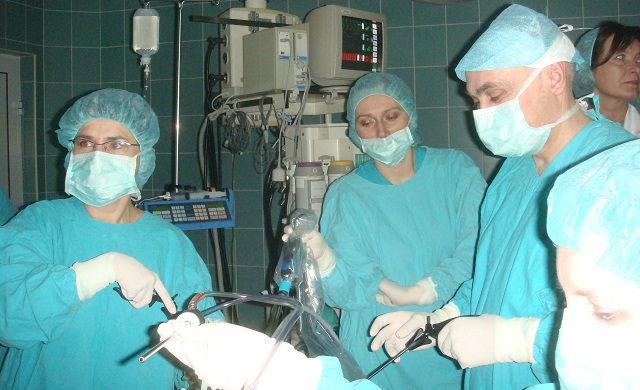 Chirurdzy na sali operacyjnej.