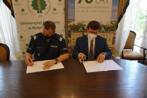 Porozumienie w sprawie praktyk lekarzy medycyny sądowej w laboratorium kryminalistycznym policji podpisały UMB z KWP w Białymstoku 