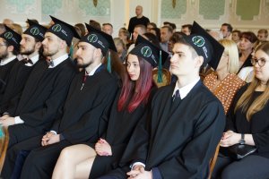 Absolwenci farmacji UMB uroczyście odebrali dyplomy Absolwenci farmacji UMB uroczyście odebrali dyplomy