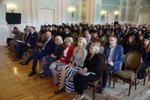 Absolwenci farmacji UMB uroczyście odebrali dyplomy Absolwenci farmacji UMB uroczyście odebrali dyplomy