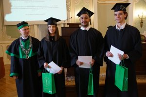 Absolwenci farmacji UMB uroczyście odebrali dyplomy Absolwenci farmacji UMB uroczyście odebrali dyplomy