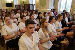 Ponad 300 absolwentów pielęgniarstwa, położnictwa i fizjoterapii UMB odebrało dziś uroczyście dyplomy Ponad 300 absolwentów pielęgniarstwa, położnictwa i fizjoterapii UMB odebrało dziś uroczyście dyplomy