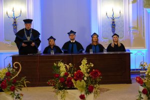 Ponad 300 absolwentów pielęgniarstwa, położnictwa i fizjoterapii UMB odebrało dziś uroczyście dyplomy Ponad 300 absolwentów pielęgniarstwa, położnictwa i fizjoterapii UMB odebrało dziś uroczyście dyplomy