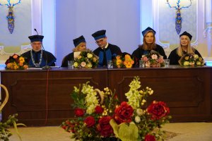 Ponad 300 absolwentów pielęgniarstwa, położnictwa i fizjoterapii UMB odebrało dziś uroczyście dyplomy Ponad 300 absolwentów pielęgniarstwa, położnictwa i fizjoterapii UMB odebrało dziś uroczyście dyplomy