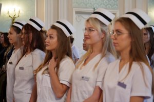 Ponad 300 absolwentów pielęgniarstwa, położnictwa i fizjoterapii UMB odebrało dziś uroczyście dyplomy Ponad 300 absolwentów pielęgniarstwa, położnictwa i fizjoterapii UMB odebrało dziś uroczyście dyplomy