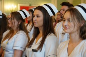Ponad 300 absolwentów pielęgniarstwa, położnictwa i fizjoterapii UMB odebrało dziś uroczyście dyplomy Ponad 300 absolwentów pielęgniarstwa, położnictwa i fizjoterapii UMB odebrało dziś uroczyście dyplomy
