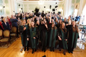 Ponad 300 absolwentów pielęgniarstwa, położnictwa i fizjoterapii UMB odebrało dziś uroczyście dyplomy Ponad 300 absolwentów pielęgniarstwa, położnictwa i fizjoterapii UMB odebrało dziś uroczyście dyplomy