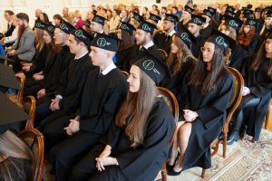 Ponad 300 absolwentów pielęgniarstwa, położnictwa i fizjoterapii UMB odebrało dziś uroczyście dyplomy Ponad 300 absolwentów pielęgniarstwa, położnictwa i fizjoterapii UMB odebrało dziś uroczyście dyplomy