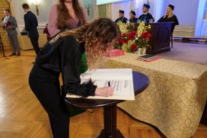 Ponad 300 absolwentów pielęgniarstwa, położnictwa i fizjoterapii UMB odebrało dziś uroczyście dyplomy Ponad 300 absolwentów pielęgniarstwa, położnictwa i fizjoterapii UMB odebrało dziś uroczyście dyplomy