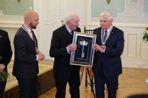 Profesor Marian Szamatowicz odebrał tytuł Honorowego Obywatela Białegostoku Profesor Marian Szamatowicz odebrał tytuł Honorowego Obywatela Białegostoku