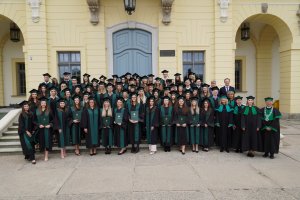 Absolwenci Farmacji UMB 2024 odebrali dyplomy Absolwenci Farmacji UMB 2024 odebrali dyplomy