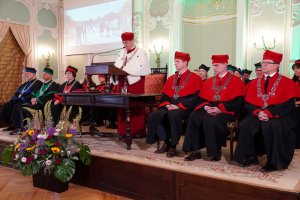 Ponad 150 naukowców świętowało awanse naukowe podczas Uroczystego Posiedzenia Senatu UMB 