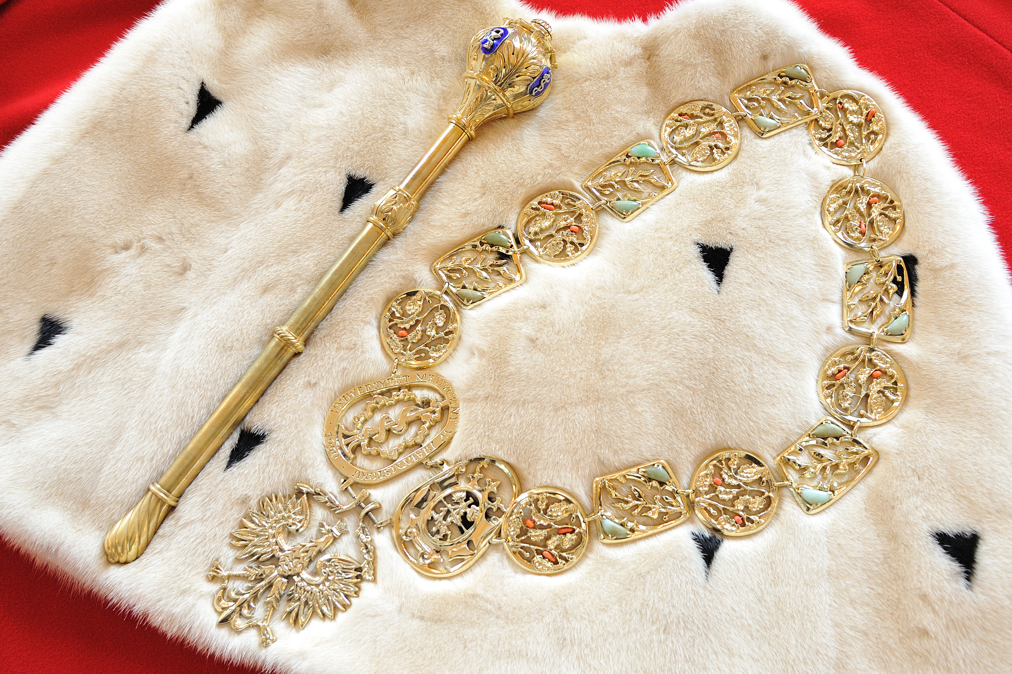 Zdjęcie: INSYGNIA REKTORSKIE – SYMBOLE WŁADZY AKADEMICKIEJ