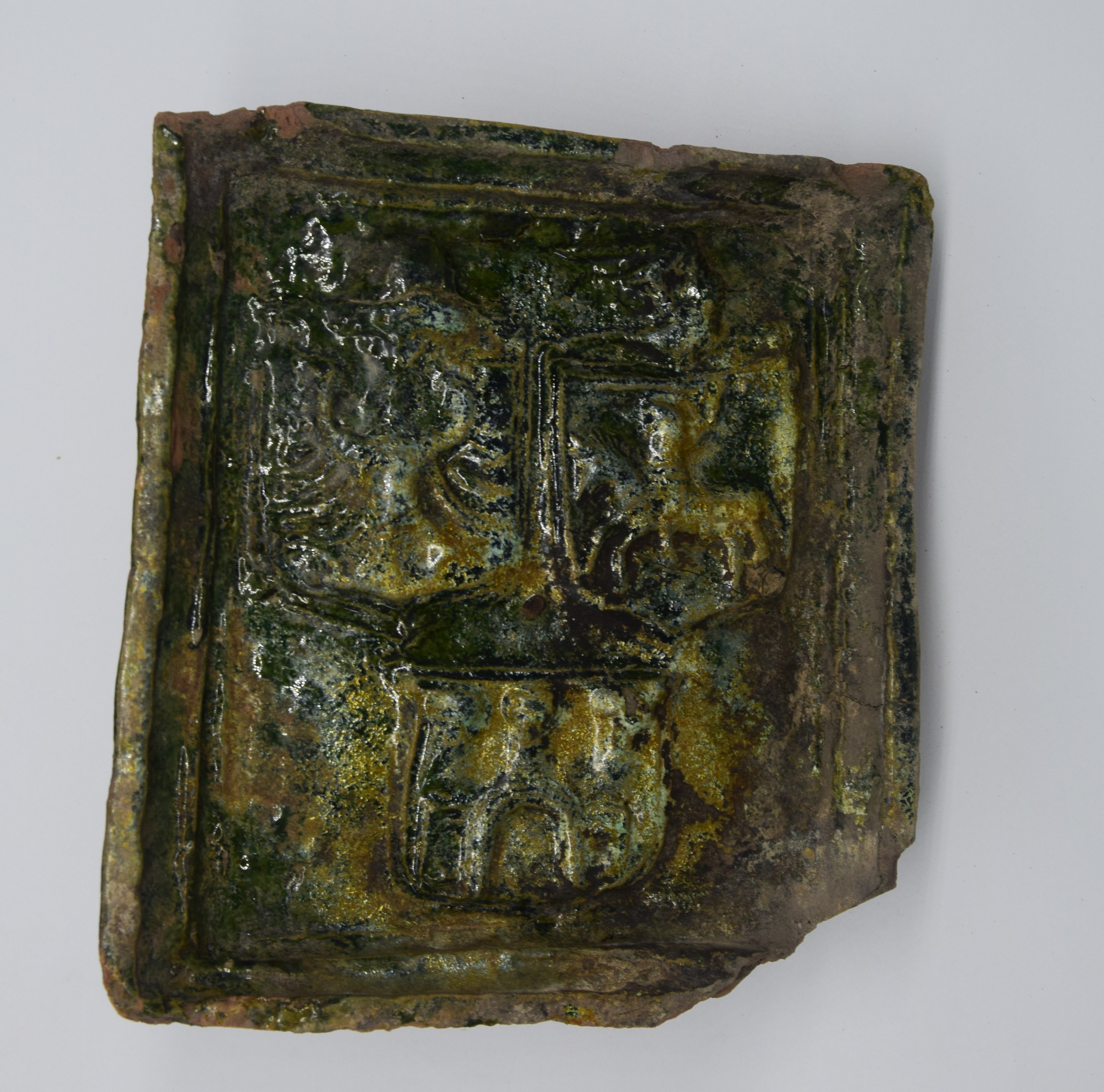 Zdjęcie: KAFEL PIECOWY Z DWORU TABUTOWICZÓW – PIERWSZYCH WŁAŚCIELI DÓBR BIAŁOSTOCKICH